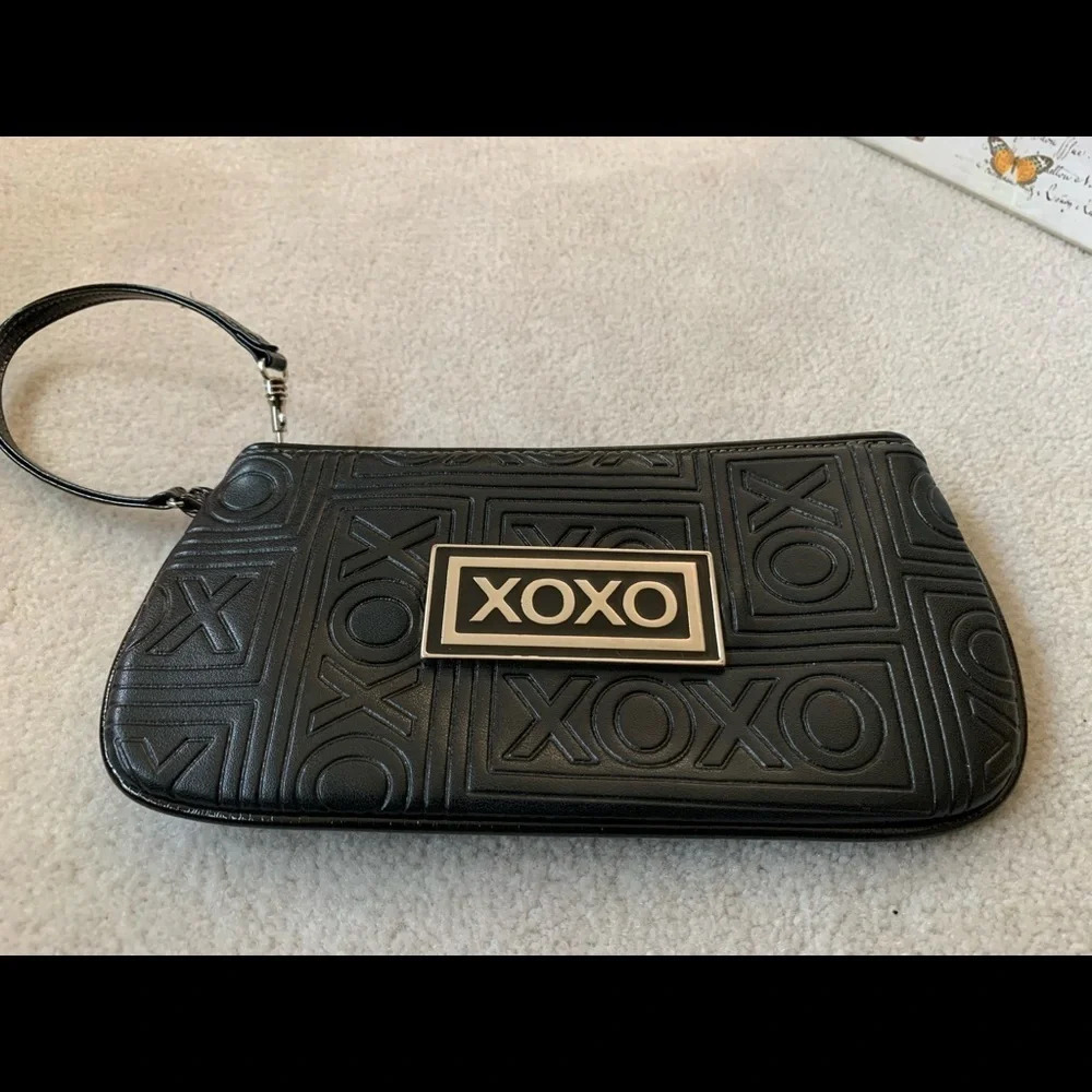 XOXO wristlet embossed print black - Picture 6 of 15